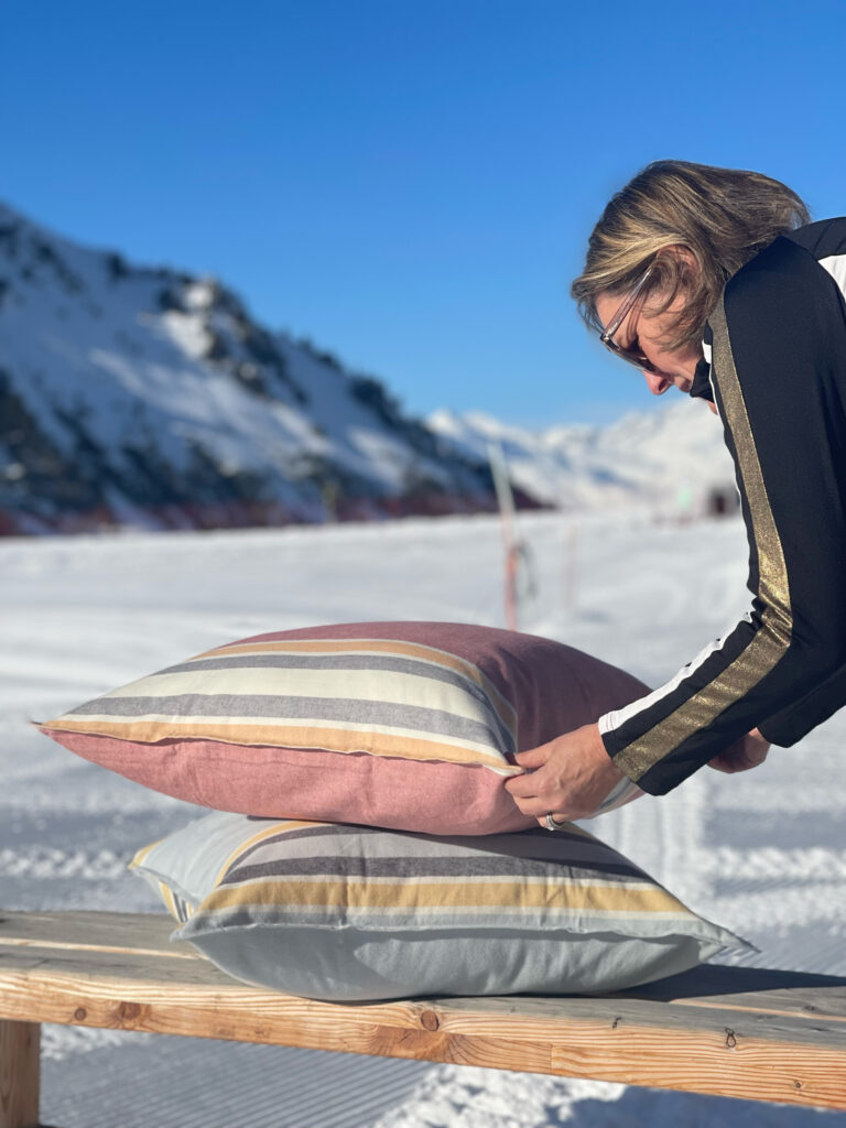 Afbeelding van een flanellen dekbedovertrek met verticale strepen ligt op een lits-jumeaux bed in de sneeuw