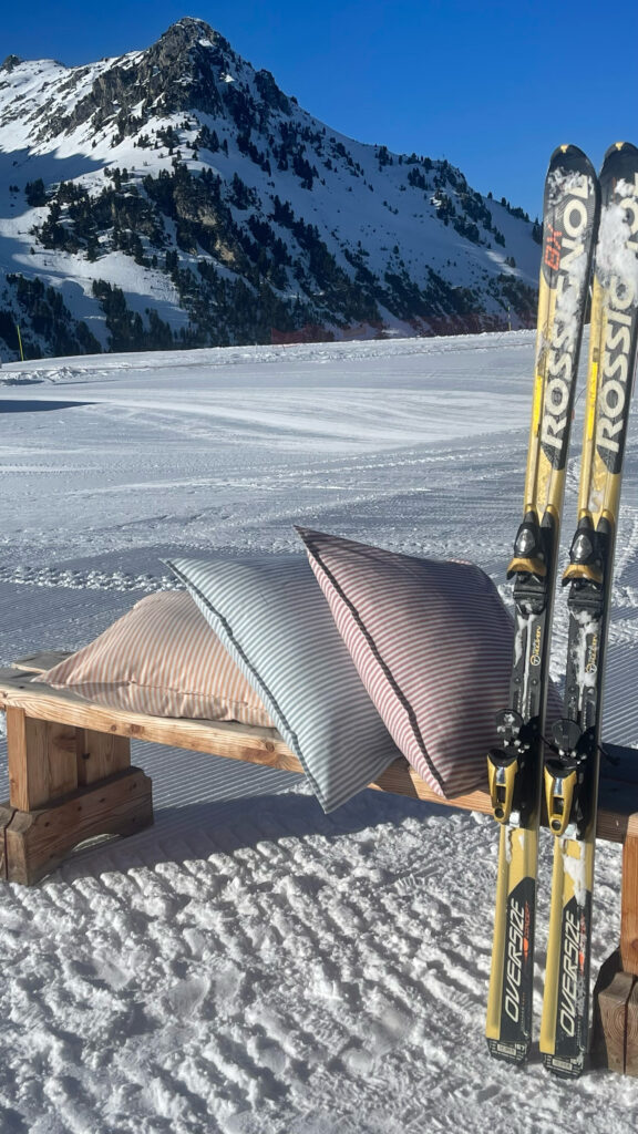 Afbeelding van een flanellen dekbedovertrek met verticale strepen ligt op een lits-jumeaux bed in de sneeuw