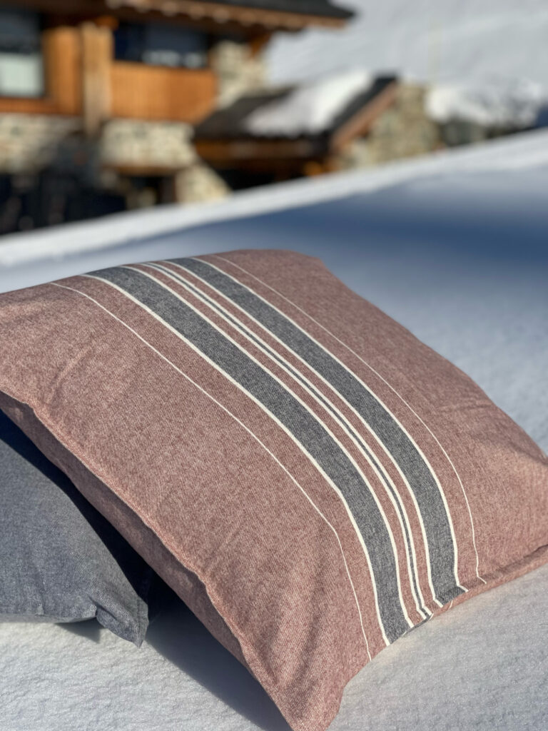 Afbeelding van een flanellen dekbedovertrek met verticale strepen ligt op een lits-jumeaux bed in de sneeuw