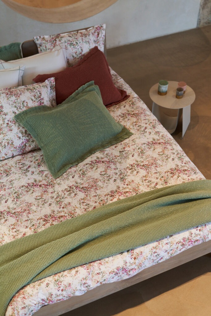 ekbedovertrek Garnedia van NOMO op bed, frisse blaadjes in vele kleuren, heerlijk om te combineren met onze Gloss satijn uni kleuren