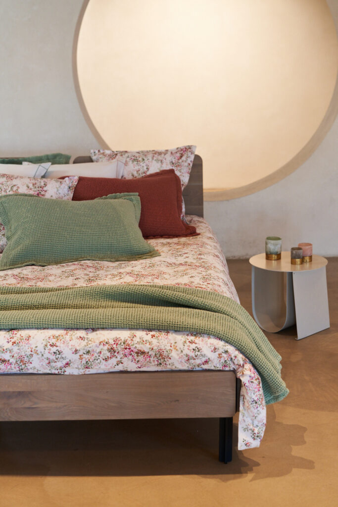 ekbedovertrek Garnedia van NOMO op bed, frisse blaadjes in vele kleuren, heerlijk om te combineren met onze Gloss satijn uni kleuren