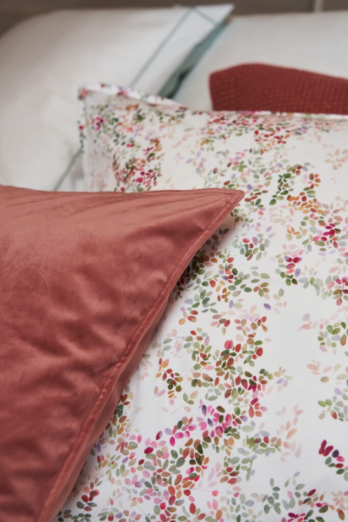 Sloop NOMO op bed, frisse blaadjes in vele kleuren, heerlijk om te combineren met onze Gloss satijn uni kleuren