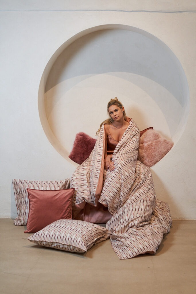 Foto van NOMO dekbedovertrek op bed in katoen satijn met moderne geometrische print in roze, bordeaux en wit